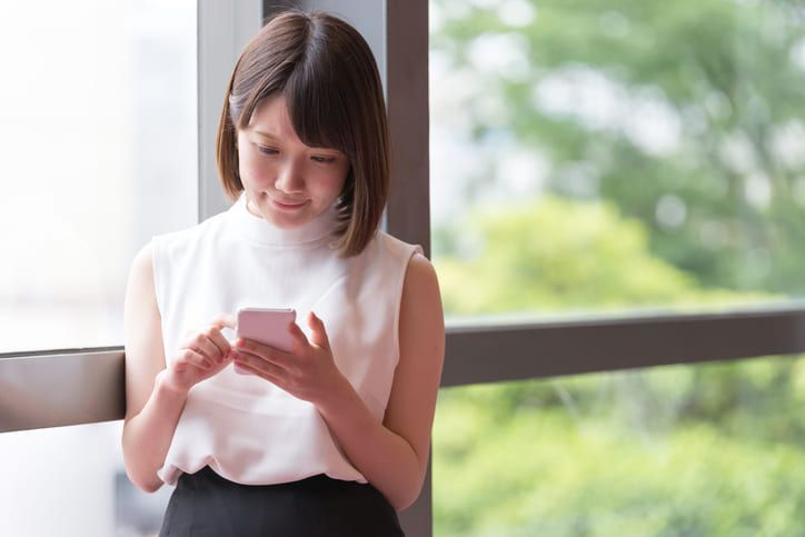 スマートフォンを見る女性